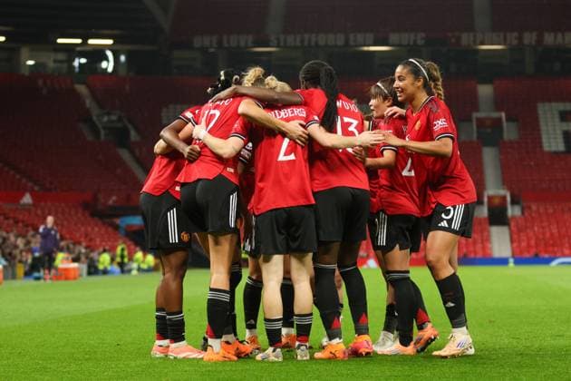 Manchester United, ManU Women v Paris Saint-Germain - UEFA Women s Champions League Fridolina Rolfö scores 2nd goal for Manchester United s to put them ahead and celebrates with teammates - UEFA Women s Champions League - 12.11.2025 Manchester Old Trafford United Kingdom Copyright: xZacharyxLockex