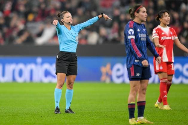 Soccer, UEFA Womens Champions League, 20251112, FC Bayern Munich Arsenal WFC In the picture Referee Mara HUERTA DE AZA ESP Gesture Mimig Offside Munich Allianz Arena Bayern Germany Copyright: Passion2Press MarkusxFischerx