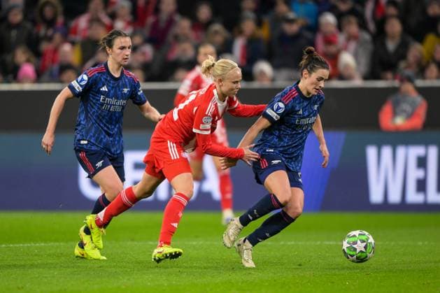 Soccer, UEFA Womens Champions League, 20251112, FC Bayern Munich Arsenal WFC In the picture vl Lotte WUBBEN MOY Arsenal, 3 , Pernille HARDER Bayern, 21 , Emily FOX Arsenal, 2 duel ball Munich Allianz Arena Bayern Germany Copyright: Passion2Press MarkusxFischerx
