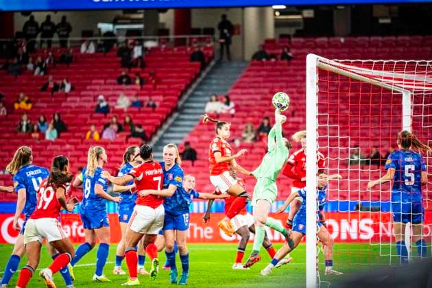 November 12, 2025, Lisbon, Lisbon, Portugal: Goalkeeper Lemey of FC Twente makes a great save in the UEFA Champions League, between SL Benfica vs FC Twente at Luz Stadium, Lisbon, on november 12th, 2025 Lisbon Portugal - ZUMAr200 20251112_zsp_r200_015 Copyright: xNunoxReisinhox