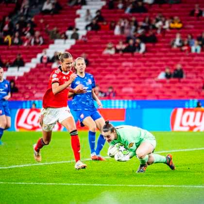 November 12, 2025, Lisbon, Lisbon, Portugal: Goalkeeper Lemey of FC Twente makes a great save in the UEFA Champions League, between SL Benfica vs FC Twente at Luz Stadium, Lisbon, on november 12th, 2025 Lisbon Portugal - ZUMAr200 20251112_zsp_r200_019 Copyright: xNunoxReisinhox
