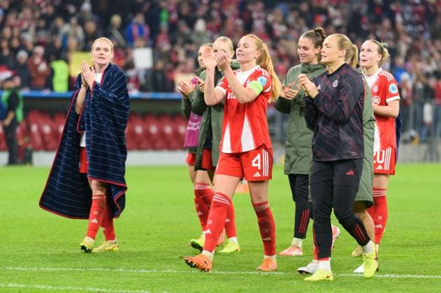 Glodis Viggosdottir (4 FC Bayern Munich) and players of Bayern Munich applauding their fans after the UEFA Womens Champions League league phase match between FC Bayern Munich and Arsenal WFC at Allianz Arena in Munich, Germany. Copyright: xSvenxBeyrich SPPx Sportspressphoto_SPR61219