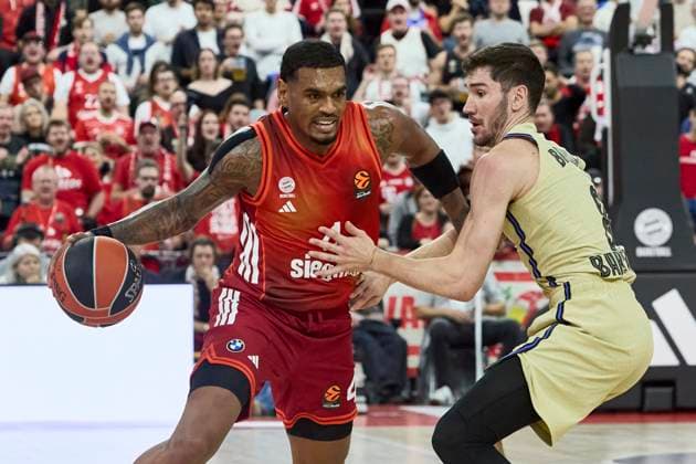 Turkish Airlines EuroLeague Basketball, FC Bayern Munich Basketball vs FC Barcelona, Munich FC Bayern Basketball, Munich FC Bayern Basketball, Barcelona FC, 2025 11 12 in Munich SAP Garden RATHAN MAYES Xavier FC Bayern Munich Basketball Guard Nr4 BAY4 , BRIZUELA Dario FC Barcelona Guard Nr 8 BAR8 sportworld Munich SAP Garden Bayern Germany