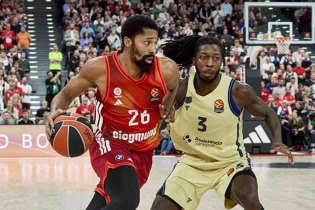Turkish Airlines EuroLeague Basketball, FC Bayern Munich Basketball vs FC Barcelona, Munich FC Bayern Basketball, Munich FC Bayern Basketball, Barcelona FC, 2025 11 12 in Munich SAP Garden DINWIDDIE Spencer FC Bayern Munich Basketball Guard Nr26 BAY26 , CALE Myles FC Barcelona Forward Nr 3 BAR3 sportworld Munich SAP Garden Bayern Germany