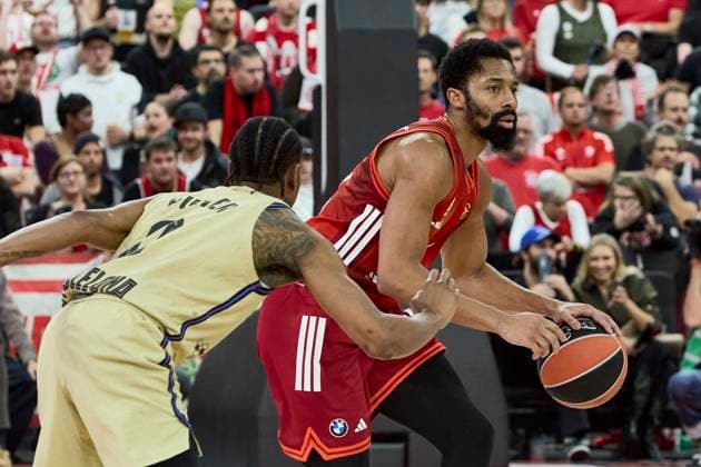 Turkish Airlines EuroLeague Basketball, FC Bayern Munich Basketball vs FC Barcelona, Munich FC Bayern Basketball, Munich FC Bayern Basketball, Barcelona FC, 2025 11 12 in Munich SAP Garden DINWIDDIE Spencer FC Bayern Munich Basketball Guard Nr26 BAY26 , PUNTER Kevin FC Barcelona Guard Nr 0 BAR0 sportworld Munich SAP Garden Bayern Germany
