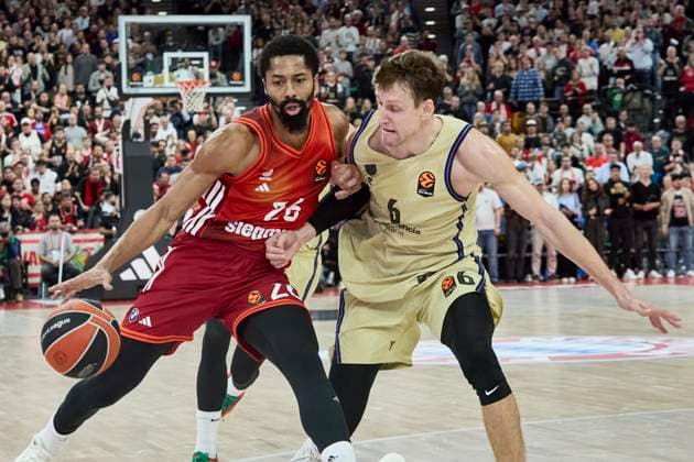 Turkish Airlines EuroLeague Basketball, FC Bayern Munich Basketball vs FC Barcelona, Munich FC Bayern Basketball, Munich FC Bayern Basketball, Barcelona FC, 2025 11 12 in Munich SAP Garden DINWIDDIE Spencer FC Bayern Munich Basketball Guard Nr26 BAY26 , VESELY Jan FC Barcelona Center Nr 6 BAR6 sportworld Munich SAP Garden Bayern Germany