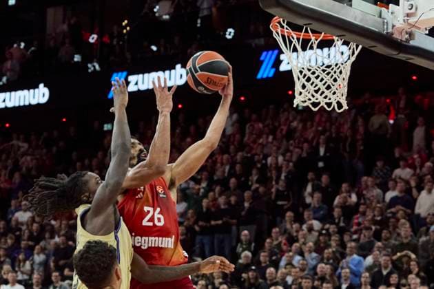 Turkish Airlines EuroLeague Basketball, FC Bayern Munich Basketball vs FC Barcelona, Munich FC Bayern Basketball, Munich FC Bayern Basketball, Barcelona FC, 2025 11 12 in Munich SAP Garden DINWIDDIE Spencer FC Bayern Munich Basketball Guard Nr26 BAY26 , CALE Myles FC Barcelona Forward Nr 3 BAR3 sportworld Munich SAP Garden Bayern Germany