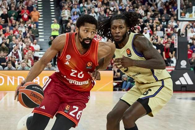 Turkish Airlines EuroLeague Basketball, FC Bayern Munich Basketball vs FC Barcelona, Munich FC Bayern Basketball, Munich FC Bayern Basketball, Barcelona FC, 2025 11 12 in Munich SAP Garden DINWIDDIE Spencer FC Bayern Munich Basketball Guard Nr26 BAY26 , CALE Myles FC Barcelona Forward Nr 3 BAR3 sportworld Munich SAP Garden Bayern Germany