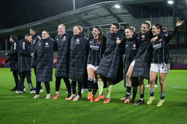 12 11 2025, xgrfx, Football UEFA Women s Europa Cup 1 8, PSV Eindhoven Eintracht Frankfurt v l The team celebrates the victory with the fans Eintracht Frankfurt DFL DFB REGULATIONS PROHIBIT ANY USE OF PHOTOGRAPHS as IMAGE SEQUENCES and or QUASI VIDEO De Herdgang