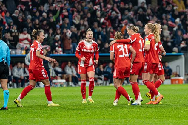 Giulia Gwinn 7 FC Bayern , Pernille Harder 21 Bayern , Georgia Stanway 31 FC Bayern , Klara Bühl 17 FC Bayern and Glodis Viggosdottir 4 FC Bayern celebrate the goal for 2 2 during the UEFA Womens Champions League match FC Bayern Munich Arsenal Women FC on 12 11 2025 Munich Allianz Arena Bayern Germany