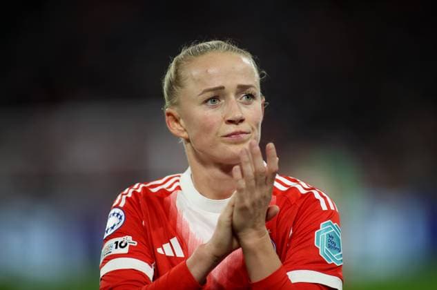 Football, Women, Womens Champions League, Matchday 3, Season 2025 2026, FC Bayern Munich FC Arsenal, Allianz Arena Lea Schüller Schueller FC Bayern Munich Applause, clapping, head, portrait