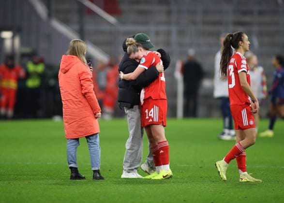 Football, Women, Womens Champions League, Matchday 3, Season 2025 2026, FC Bayern Munich FC Arsenal, Allianz Arena Hug after the match from Lena Oberdorf FC Bayern Munich with Alara Sehitler FC Bayern Munich