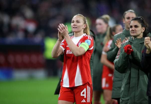 Football, Women, Womens Champions League, Matchday 3, 2025 2026 season, FC Bayern Munich FC Arsenal, Allianz Arena Glodis Perla Viggosdottir FC Bayern Munich after the match on the lap of honor celebrating, clapping, applauding