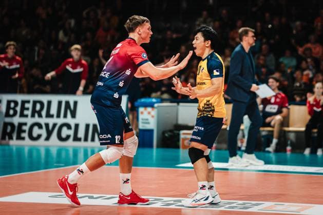 VBL Berlin Recycling Volleys vs SVG Lüneburg, 12 11 2025 Sho Takahashi SVG Lüneburg, 21 and Santeri Välimaa SVG Lüneburg, 12 cheer together Volleyball Bundesliga, Matchday 6 Berlin Recycling Volleys vs SVG Lüneburg on 12 11 2025 in the , Berlin Copyright: xBEAUTIFULxSPORTS Tonhäuserx