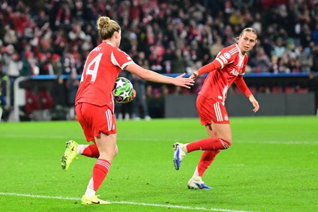 Womens Champions League Congratulations from BÜHL Klara to SEHITLER Alara at the womens soccer Champions League match between FC Bayern Munich and FC Arsenal on 12 11 2025, Germany, Bayern Munich Allianz Arena Bayern Germany