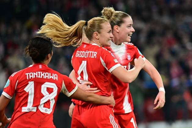 Womens Champions League celebrations after VIGGOSDOTTIR Glodis Perla scored the opening goal to make it 3 2 with SEHITLER Alara and TANIKAWA Momoko during the womens soccer Champions League match between FC Bayern Munich and FC Arsenal on 12 11 2025, Germany, Bayern Munich Allianz Arena Bayern Germany