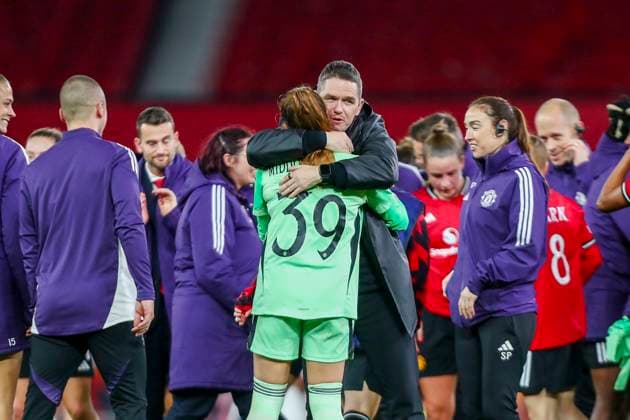 Manchester United, ManU Women v Paris Saint-Germain Feminines Marc Skinner, Manager of Manchester United embraces Safia Middleton-Patel, Goalkeeper of Manchester United during the Manchester United Women v Paris Saint-Germain Feminines UEFA Women s Champions League Matchday 3 at Old Trafford, Manchester, England on 12 November 2025 Credit: Luke Williams Every Second Media Editorial use only. All images are copyright Every Second Media Limited. No images may be reproduced without prior permission. Copyright: xIMAGO EveryxSecondxMediax ESM-1662-0028 LukexWilliamsx xEveryxSecondxMediax