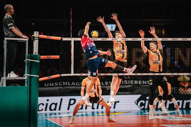 VBL Berlin Recycling Volleys vs SVG Lüneburg, 12 11 2025 Ethan Champlin SVG Lüneburg, 20 passing Arthur Wehner Berlin Recycling Volleys, 17 Volleyball Bundesliga, 6 Matchday Berlin Recycling Volleys vs SVG Lüneburg on 12 11 2025 in the , Berlin Copyright: xBEAUTIFULxSPORTS Tonhäuserx