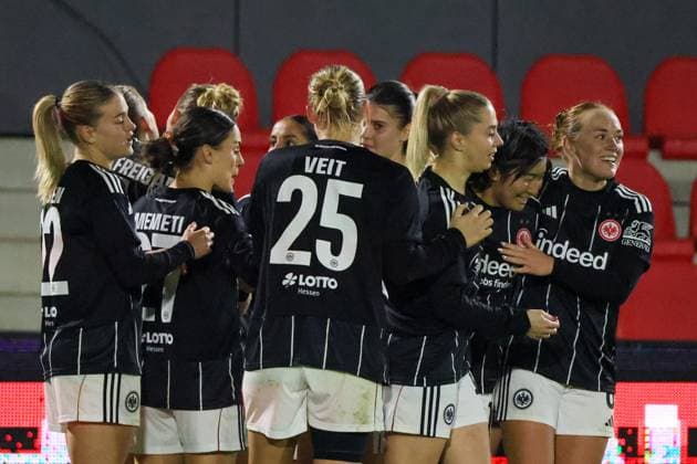 Eindhoven, Netherlands 12 November 2025 Europa Cup Women 1 8 Final 2025 2026 PSV Eindhoven vs Eintracht Frankfurt In the picture goal scorer Remina Chiba SGE , second from the right in the picture, scores the goal to make it 2 1 for Eintracht Frankfurt, cheers with her teammates and secures the victory in Eindhoven De Herdegang Copyright: xFotostandx xFantinix