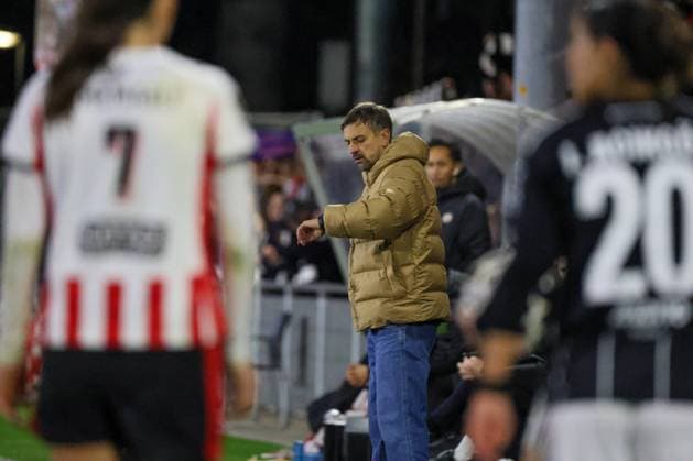Eindhoven, Netherlands 12 November 2025 Europa Cup Women 1 8 Final 2025 2026 PSV Eindhoven vs Eintracht Frankfurt In the picture head coach Niko Arnautis SGE De Herdegang Copyright: xFotostandx xFantinix