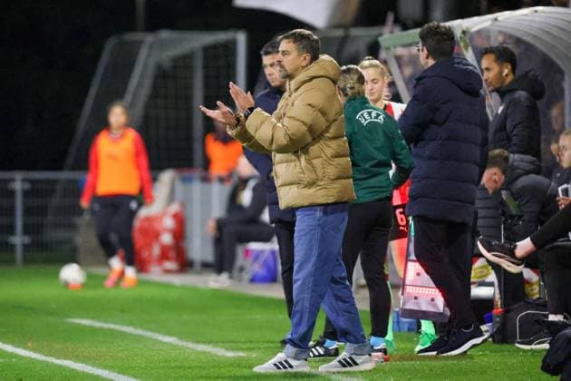 Eindhoven, Netherlands 12 November 2025 Europa Cup Women 1 8 Final 2025 2026 PSV Eindhoven vs Eintracht Frankfurt In the picture head coach Niko Arnautis SGE De Herdegang Copyright: xFotostandx xFantinix
