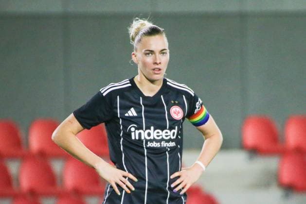 12 11 2025, xgrfx, Football UEFA Women s Europa Cup 1 8, PSV Eindhoven Eintracht Frankfurt v l Laura Freigang Eintracht Frankfurt DFL DFB REGULATIONS PROHIBIT ANY USE OF PHOTOGRAPHS as IMAGE SEQUENCES and or QUASI VIDEO De Herdgang