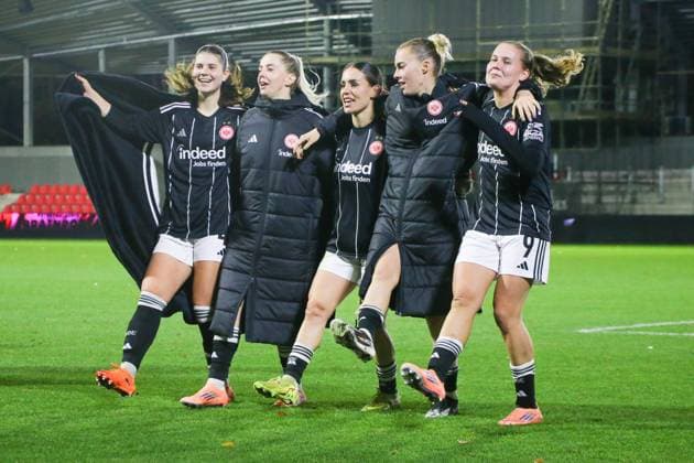 12 11 2025, xgrfx, Football UEFA Women s Europa Cup 1 8, PSV Eindhoven Eintracht Frankfurt v l Noemi Ivelj, Nina Lührßen, Ereleta Memeti, Laura Freigang and Jarne Teulings celebrate the victory with the fans Eintracht Frankfurt DFL DFB REGULATIONS PROHIBIT ANY USE OF PHOTOGRAPHS as IMAGE SEQUENCES and or QUASI VIDEO De Herdgang