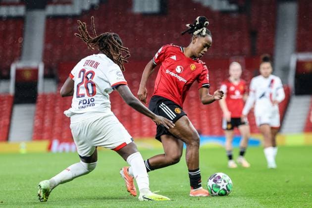 Manchester, England, November 12th 2025: Melvine Malard (9 Manchester United, ManU on the ball during the UEFA Womens Champions League match between Manchester United and Paris Saint-Germain at Old Trafford in Manchester, England (Natalie Mincher SPP) Copyright: xNataliexMincher SPPx Sportspressphoto_SPR61355