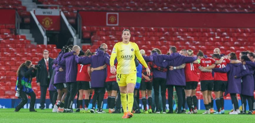 Manchester United, ManU Women v Paris Saint-Germain - UEFA Women s Champions League Mary Earps crying after hugging Manchester United players and after losing 2-1 - UEFA Women s Champions League - 12.11.2025 Manchester Old Trafford United Kingdom Copyright: xZacharyxLockex