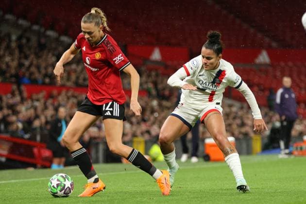 Manchester United, ManU Women v Paris Saint-Germain - UEFA Women s Champions League Manchester United s Fridolina Rolfo being pressed by Isabela Chagas - UEFA Women s Champions League - 12.11.2025 Manchester Old Trafford United Kingdom Copyright: xZacharyxLockex