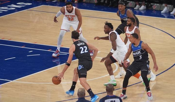 New York Knicks v Orlando Magic - NBA, Basketball Herren, USA NEW YORK, UNITED STATES - NOVEMBER 12: Franz Wagner (22) of the Orlando Magic in action during the NBA game between the New York Knicks and the Orlando Magic at Madison Square Garden in New York, United States on November 12, 2025. Selcuk Acar Anadolu New York United States. Editorial use only. Please get in touch for any other usage.  Copyright: x2025xAnadoluxSelcukxAcarx