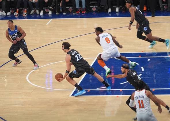 New York Knicks v Orlando Magic - NBA, Basketball Herren, USA NEW YORK, UNITED STATES - NOVEMBER 12: Franz Wagner (22) of the Orlando Magic in action during the NBA game between the New York Knicks and the Orlando Magic at Madison Square Garden in New York, United States on November 12, 2025. Selcuk Acar Anadolu New York United States. Editorial use only. Please get in touch for any other usage.  Copyright: x2025xAnadoluxSelcukxAcarx