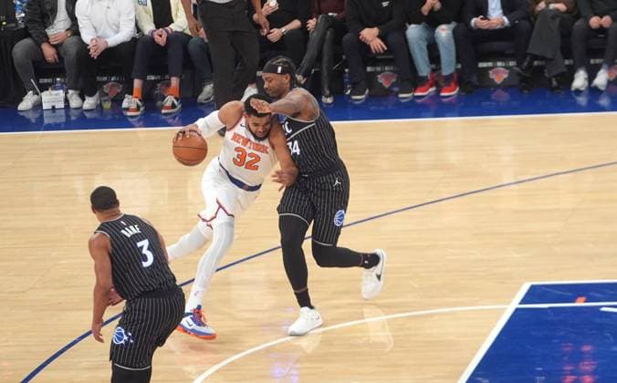 New York Knicks v Orlando Magic - NBA, Basketball Herren, USA NEW YORK, UNITED STATES - NOVEMBER 12: Karl-Anthony Towns (32) of the New York Knicks in action during the NBA game between the New York Knicks and the Orlando Magic at Madison Square Garden in New York, United States on November 12, 2025. Selcuk Acar Anadolu New York United States. Editorial use only. Please get in touch for any other usage.  Copyright: x2025xAnadoluxSelcukxAcarx