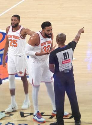 New York Knicks v Orlando Magic - NBA, Basketball Herren, USA NEW YORK, UNITED STATES - NOVEMBER 12: Karl-Anthony Towns (32) of the New York Knicks reacts to the referee during the NBA game between the New York Knicks and the Orlando Magic at Madison Square Garden in New York, United States on November 12, 2025. Selcuk Acar Anadolu New York United States. Editorial use only. Please get in touch for any other usage.  Copyright: x2025xAnadoluxSelcukxAcarx