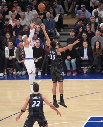 New York Knicks v Orlando Magic - NBA, Basketball Herren, USA NEW YORK, UNITED STATES - NOVEMBER 12: Jordan Clarkson (00) of the New York Knicks shoots during the NBA game between the New York Knicks and the Orlando Magic at Madison Square Garden in New York, United States on November 12, 2025. Selcuk Acar Anadolu New York United States. Editorial use only. Please get in touch for any other usage.  Copyright: x2025xAnadoluxSelcukxAcarx