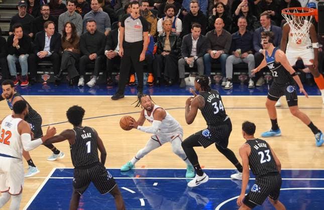 New York Knicks v Orlando Magic - NBA, Basketball Herren, USA NEW YORK, UNITED STATES - NOVEMBER 12: Jalen Brunson (11) of the New York Knicks in action during the NBA game between the New York Knicks and the Orlando Magic at Madison Square Garden in New York, United States on November 12, 2025. Selcuk Acar Anadolu New York United States. Editorial use only. Please get in touch for any other usage.  Copyright: x2025xAnadoluxSelcukxAcarx