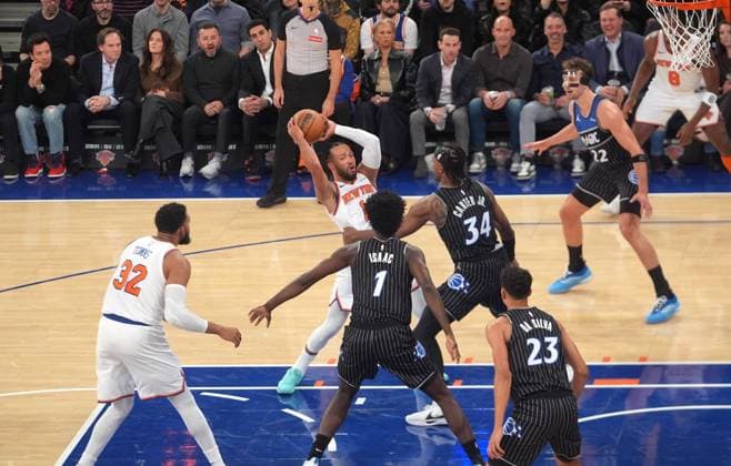 New York Knicks v Orlando Magic - NBA, Basketball Herren, USA NEW YORK, UNITED STATES - NOVEMBER 12: Jalen Brunson (11) of the New York Knicks in action during the NBA game between the New York Knicks and the Orlando Magic at Madison Square Garden in New York, United States on November 12, 2025. Selcuk Acar Anadolu New York United States. Editorial use only. Please get in touch for any other usage.  Copyright: x2025xAnadoluxSelcukxAcarx