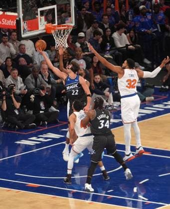 New York Knicks v Orlando Magic - NBA, Basketball Herren, USA NEW YORK, UNITED STATES - NOVEMBER 12: Franz Wagner (22) of the Orlando Magic in action during the NBA game between the New York Knicks and the Orlando Magic at Madison Square Garden in New York, United States on November 12, 2025. Selcuk Acar Anadolu New York United States. Editorial use only. Please get in touch for any other usage.  Copyright: x2025xAnadoluxSelcukxAcarx