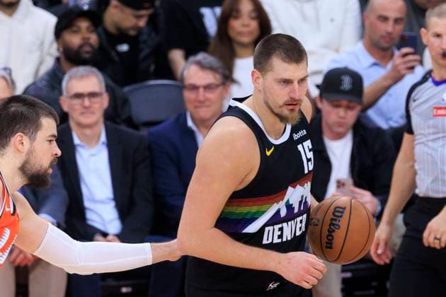 November 12, 2025, Inglewood, California, USA: Nikola Jokic 15 of the Denver Nuggets receives the ball as Ivica Zubac 40 of the Los Angeles Clippers defends during their regular season NBA, Basketball Herren, USA game on Wednesday November 12, 2025 at Intuit Dome in Inglewood, California. ARIANA RUIZ PI Inglewood USA - ZUMAp124 20251112_zaa_p124_001 Copyright: xArianaxRuizx