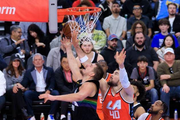 November 12, 2025, Inglewood, California, USA: Nikola Jokic 15 of the Denver Nuggets and Ivica Zubac 40 of the Los Angeles Clippers reach for the rebound during their regular season NBA, Basketball Herren, USA game on Wednesday November 12, 2025 at Intuit Dome in Inglewood, California. ARIANA RUIZ PI Inglewood USA - ZUMAp124 20251112_zaa_p124_003 Copyright: xArianaxRuizx