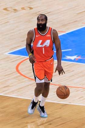 November 12, 2025, Inglewood, California, USA: James Harden 1 of the Los Angeles Clippers during their regular season NBA, Basketball Herren, USA game against the Denver Nuggets on Wednesday November 12, 2025 at Intuit Dome in Inglewood, California. ARIANA RUIZ PI Inglewood USA - ZUMAp124 20251112_zaa_p124_004 Copyright: xArianaxRuizx