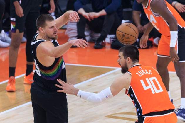 November 12, 2025, Inglewood, California, USA: Nikola Jokic 15 of the Denver Nuggets passes the ball over the head of Ivica Zubac 40 of the Los Angeles Clippers during their regular season NBA, Basketball Herren, USA game on Wednesday November 12, 2025 at Intuit Dome in Inglewood, California. Clippers lose to Nuggets, 116-130. ARIANA RUIZ PI Inglewood USA - ZUMAp124 20251112_zaa_p124_042 Copyright: xArianaxRuizx