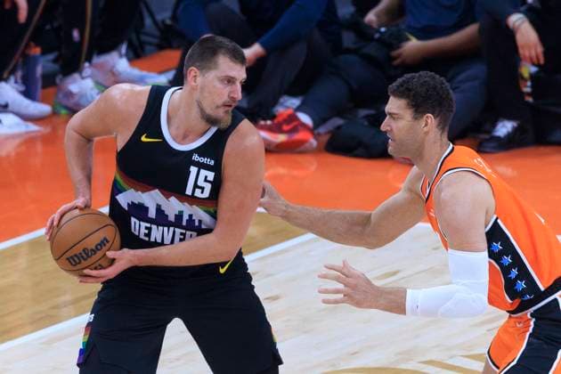 November 12, 2025, Inglewood, California, USA: Nikola Jokic 15 of the Denver Nuggets receives the ball as Brook Lopez 11 of the Los Angeles Clippers defends during their regular season NBA, Basketball Herren, USA game on Wednesday November 12, 2025 at Intuit Dome in Inglewood, California. Clippers lose to Nuggets, 116-130. ARIANA RUIZ PI Inglewood USA - ZUMAp124 20251112_zaa_p124_043 Copyright: xArianaxRuizx