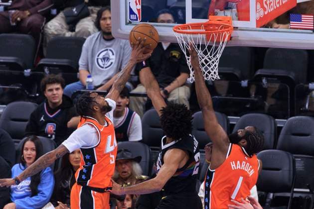 November 12, 2025, Inglewood, California, USA: Derrick Jones Jr. 5 of the Los Angeles Clippers blocks a hook shot from Jamal Murray 27 of the Denver Nuggets during their regular season NBA, Basketball Herren, USA game on Wednesday November 12, 2025 at Intuit Dome in Inglewood, California. Clippers lose to Nuggets, 116-130. ARIANA RUIZ PI Inglewood USA - ZUMAp124 20251112_zaa_p124_051 Copyright: xArianaxRuizx