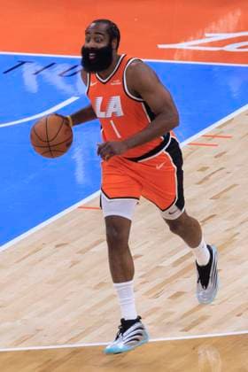November 12, 2025, Inglewood, California, USA: James Harden 1 of the Los Angeles Clippers during their regular season NBA, Basketball Herren, USA game against the Denver Nuggets on Wednesday November 12, 2025 at Intuit Dome in Inglewood, California. Clippers lose to Nuggets, 116-130. ARIANA RUIZ PI Inglewood USA - ZUMAp124 20251112_zaa_p124_053 Copyright: xArianaxRuizx