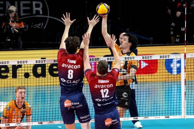 DEU, DVV, 1 VBL, BR Volleys vs SVG Lueneburg, 12 11 2025, Max Schmeling Halle, Berlin, DEU, DVV, 1 VBL, BR Volleys vs SVG Lueneburg, in the picture Nolan Flexen BR Volleys 9 , Cole Young Lueneburg 8 , Santeri Vaelimaa Lueneburg 12 nordphotoxGmbHx xEngler nph00076