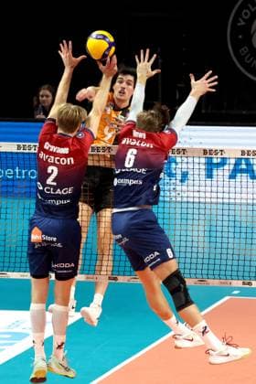 DEU, DVV, 1 VBL, BR Volleys vs SVG Lueneburg, 12 11 2025, Max Schmeling Halle, Berlin, DEU, DVV, 1 VBL, BR Volleys vs SVG Lueneburg, in the picture Nolan Flexen BR Volleys 9 , Daniel Gruvaeus Lueneburg 2 , Jackson Howe Lueneburg 6 nordphotoxGmbHx xEngler nph00076