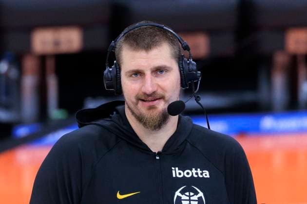 November 12, 2025, Inglewood, California, USA: Nikola Jokic 15 of the Denver Nuggets during his post game interview after their regular season NBA, Basketball Herren, USA game against the Los Angeles Clippers on Wednesday November 12, 2025 at Intuit Dome in Inglewood, California. Clippers lose to Nuggets, 116-130. ARIANA RUIZ PI Inglewood USA - ZUMAp124 20251112_zaa_p124_076 Copyright: xArianaxRuizx