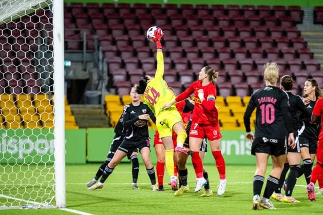 FC Nordsjaelland v Mura, UEFA Women™s Europa Cup, Farum, Denmark Farum, Denmark. 12th, November 2025. Goalkeeper Sara Nemet (44) of Mura and Karen Linnebjerg Knudsen (7) of FC Nordsjaelland seen during the UEFA Women™s Europa Cup match between FC Nordsjaelland and Mura at Right to Dream Park in Farum. Denmark, Farum  Copyright: xGonzalesxPhoto TobiasxJorgensenx