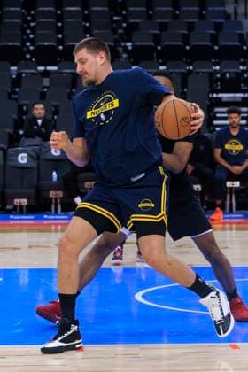 November 12, 2025, Inglewood, California, USA: Nikola Jokic 15 of the Denver Nuggets warms up prior to their regular season NBA, Basketball Herren, USA game against the Los Angeles Clippers on Wednesday November 12, 2025 at Intuit Dome in Inglewood, California. Clippers lose to Nuggets, 116-130. ARIANA RUIZ PI Inglewood USA - ZUMAp124 20251112_zaa_p124_081 Copyright: xArianaxRuizx